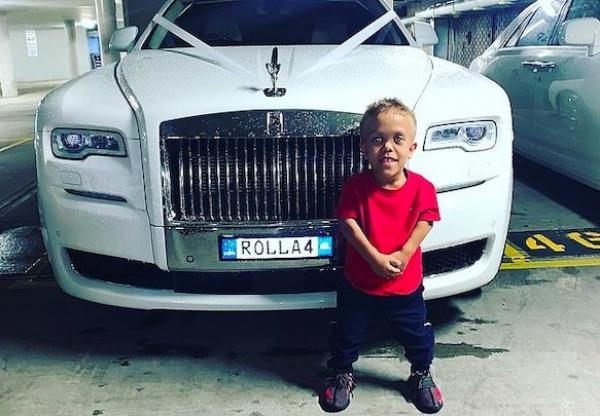 بسبب مقطع فيديو مؤثر.. طفل يعاني التقزمَ يصبح نجماً على مواقع التواصل الاجتماعي